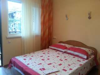 Гостевой дом Гостевой дом Южная Пальмира Пицунда Трехместный номер, вид на сад-8